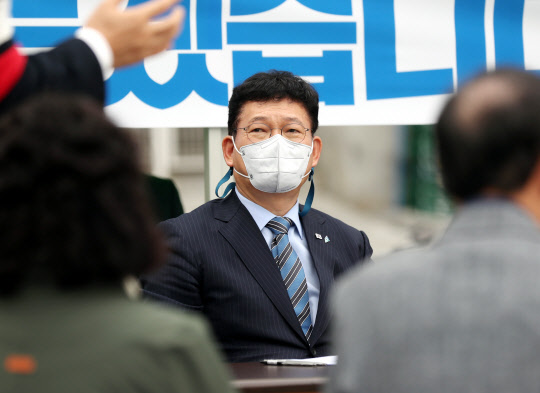 송영길 민주당 대표가 1일 인천시 부평구 부평역에서 '국민소통·민심경청 프로젝트 국민 속에서 듣겠습니다' 행사를 진행하고 있다. 연합뉴스